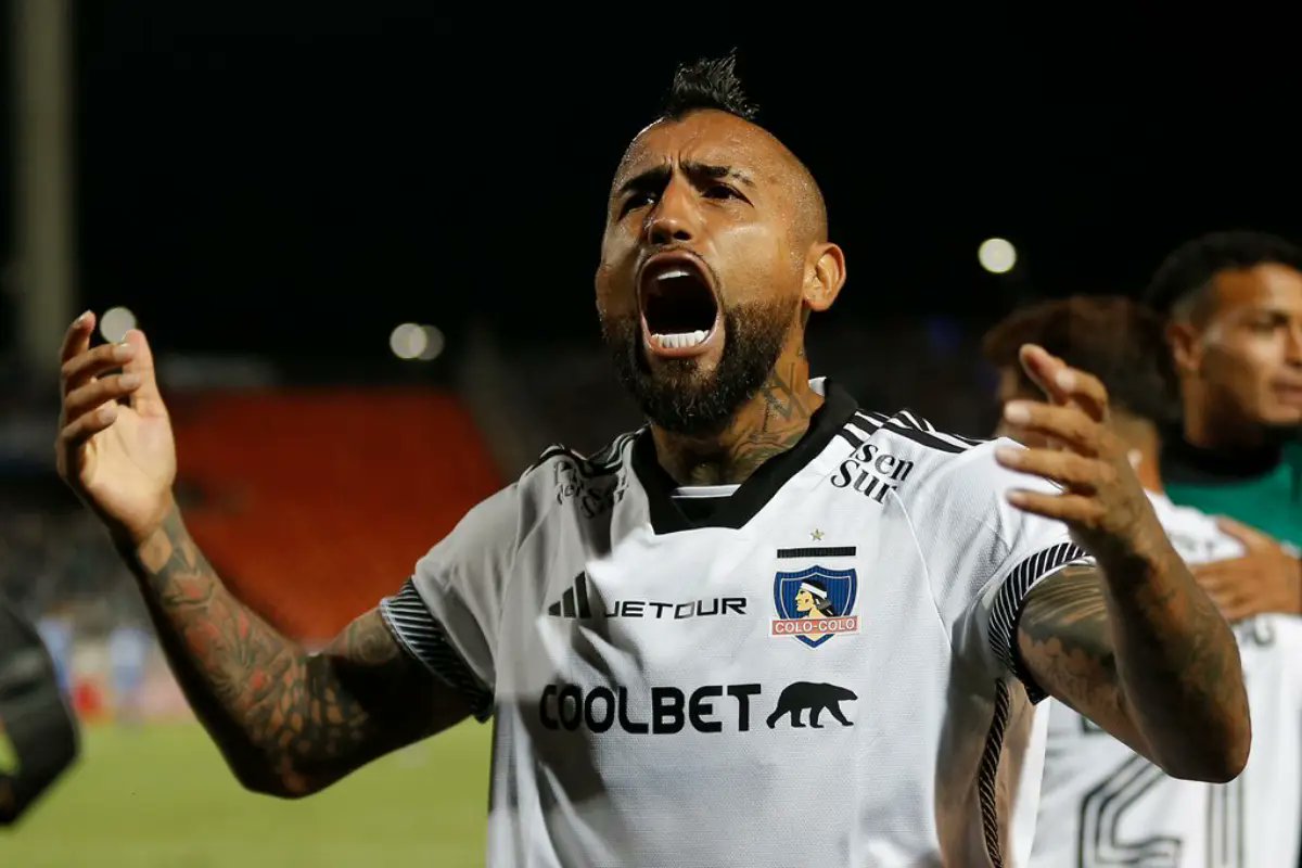 Mirkovanpampus's tweet photo. 🇨🇱 - Gekkenhuis in de laatste ronde vd Chileense competitie. Nr 1 #ColoColo van #ArturoVidal moest winnen vd hekkensluiter, maar komt achter.

12 minuten extra tijd, VAR keurt (kampioens)goal van de Nr 2 #UdeChile af en dan maakt Vidal een late gelijkmaker. Colo Colo kampioen! https://t.co/SvFPCug3Hl