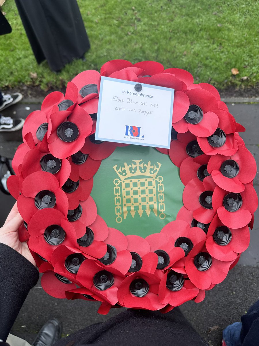 aislingblaise's tweet photo. Today at the Castleton Remembrance Sunday service I laid a wreath on behalf of @elsie4hm. It was a moving service followed by laying poppies on the veterans graves in @stmartinscm. It’s a lovely tradition that I was pleased to take my eldest to. https://t.co/FHLbRXpTsX