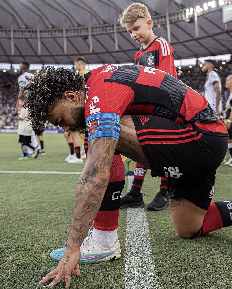 Gabigol fez 160 gols com a camisa do Flamengo.

16 desses gols foram em finais.

Ao lado de Zico, Júnior, Arrascaeta e BH, o maior vencedor da história do clube.

13 títulos que incluem 2 Libertadores, 2 Brasileiros e 2 Copas do Brasil.

Um dos maiores da história do clube.