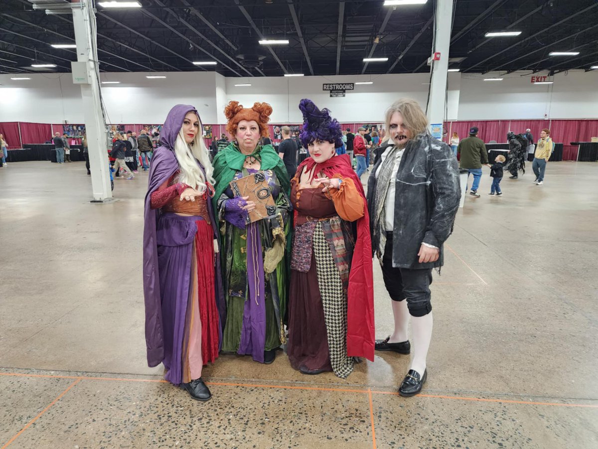 ashzelda's tweet photo. Coming to you live from the drive home from Monster Mania! Kids and millennials just LOVED us. It was really sweet. ♥️
This was my first time going to MM in Oaks!
#hocuspocus #hocuspocuscosplay #samdersonsisters #sandersonsisterscosplay https://t.co/W2fmyAIJw1