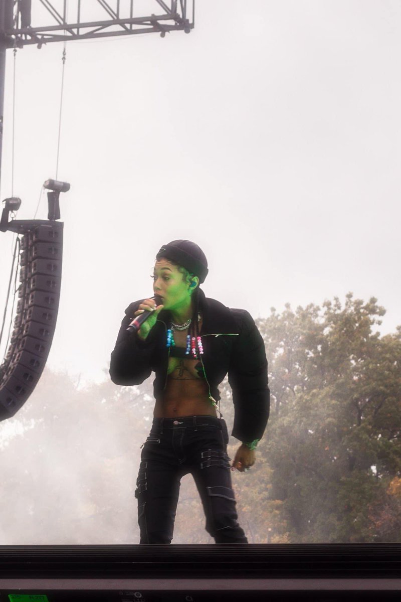 layxsnv's tweet image. She look just like her daddy right here