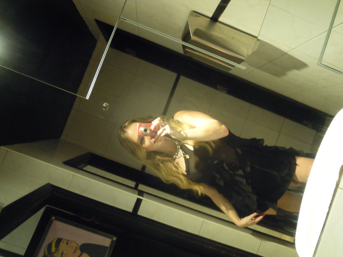 egxxren's tweet photo. alcoholes variados + cámara digital ✨✨ https://t.co/mR7w6Quhrs