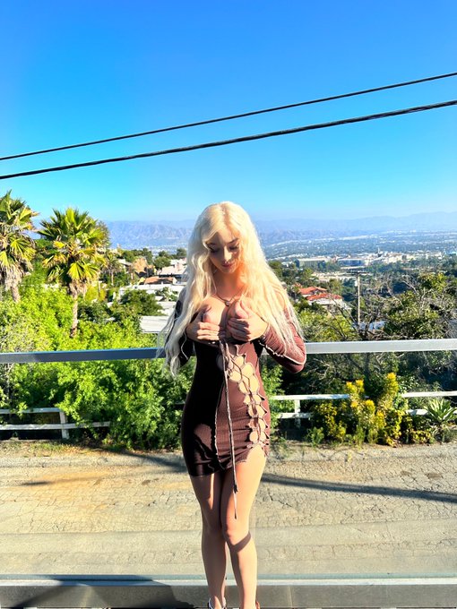 2 pic. Where are you cumming? ?? 

A. Face ??‍♀️ 
B. Pussy ? 
C. Tits ? 
D. In you ? 
E. All of the above