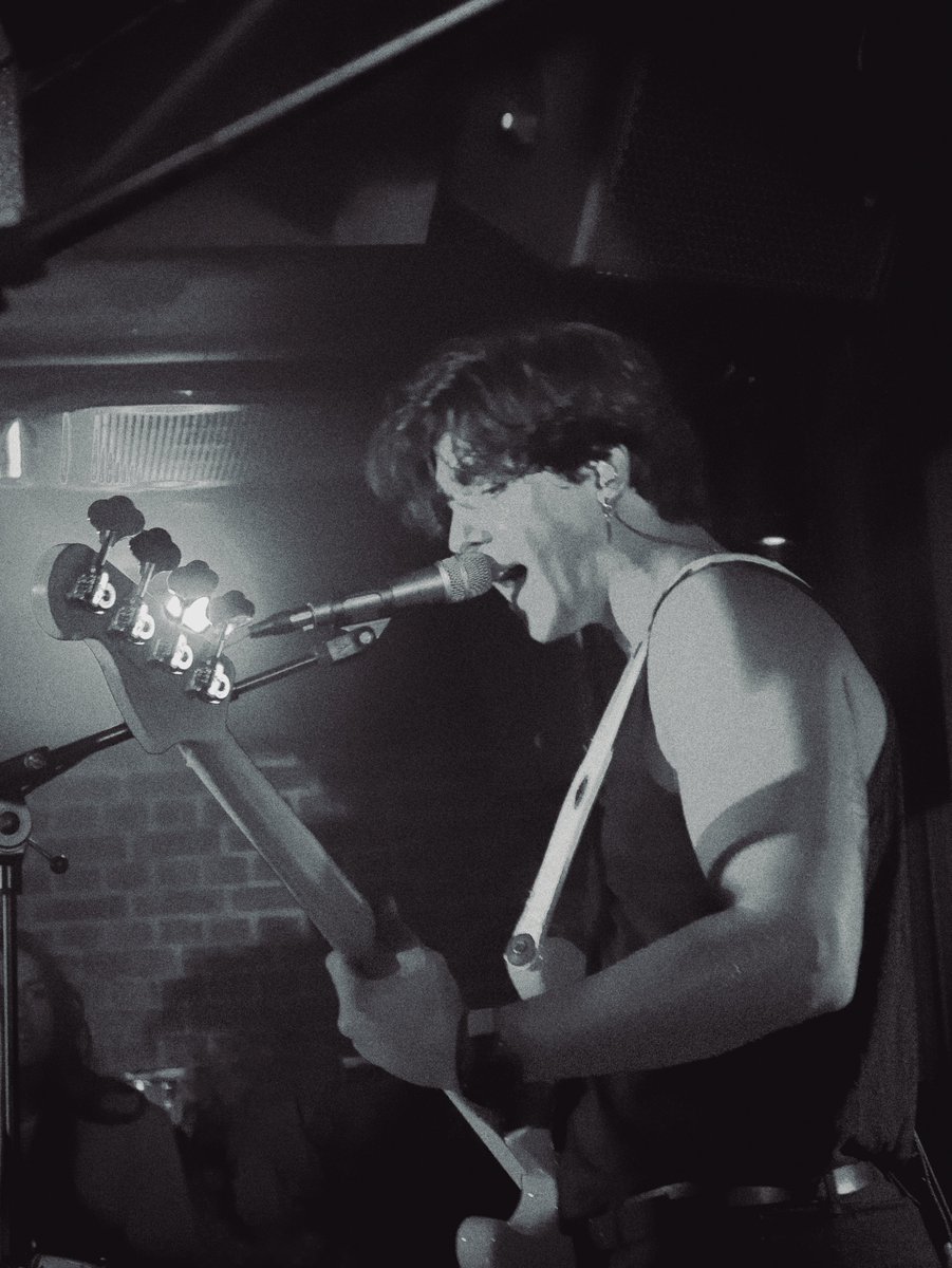 Ayer tuvimos uno de los conciertos más especiales de lo que llevamos en nuestra pequeña carrera.
Casi dos años después volvimos a reventar el lugar que nos vio nacer, <a href="/SalaElSotano/">El Sótano</a> con gente que NO se ha perdido ningún concierto de la gira "MUNDØS".

💜Siempre GRACIAS.