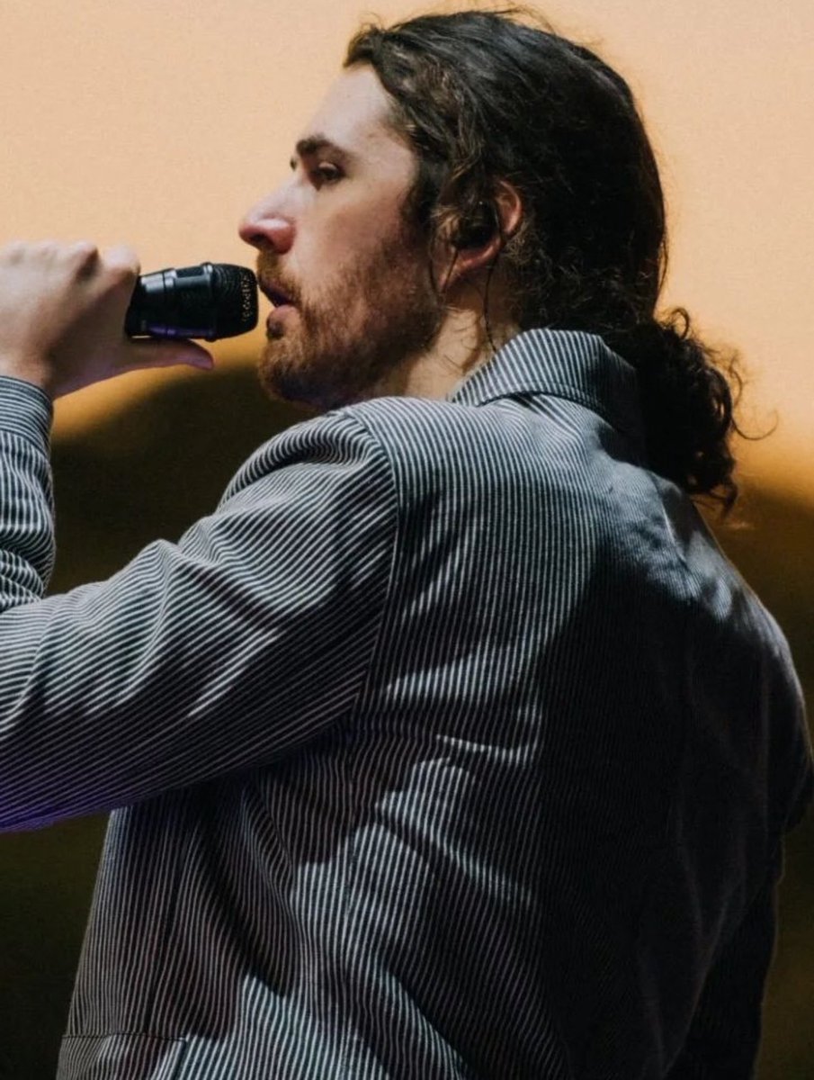 you’re at a coffee shop
you order a latte
you try to pay w ur card… DECLINED
you try again DECLINED
someone taps you on the shoulder 
“i got it”
the barista nods and hands you the coffee

it was hozier. he payed with his face card.

rt if u crode