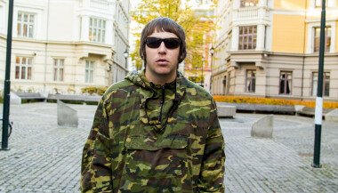 🎵: På vår egen ting 

Eg kunne myrdet for det gullet 
For det e mitt
Eg klarer ikkje å vente me-er 

Eg kunne myrdet for det gullet 
For det e mitt
Kjenner på pulsen – det nærmer seg 

(Som keys-intro) 

Dudududu seriegull
Dudududu seriegull
Dudududu seriegull
Dudududu seriegull