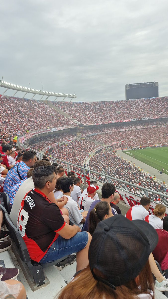 pdfdylan's tweet photo. @cuinoscornik En la misma tribuna !! https://t.co/lectIyKY0c