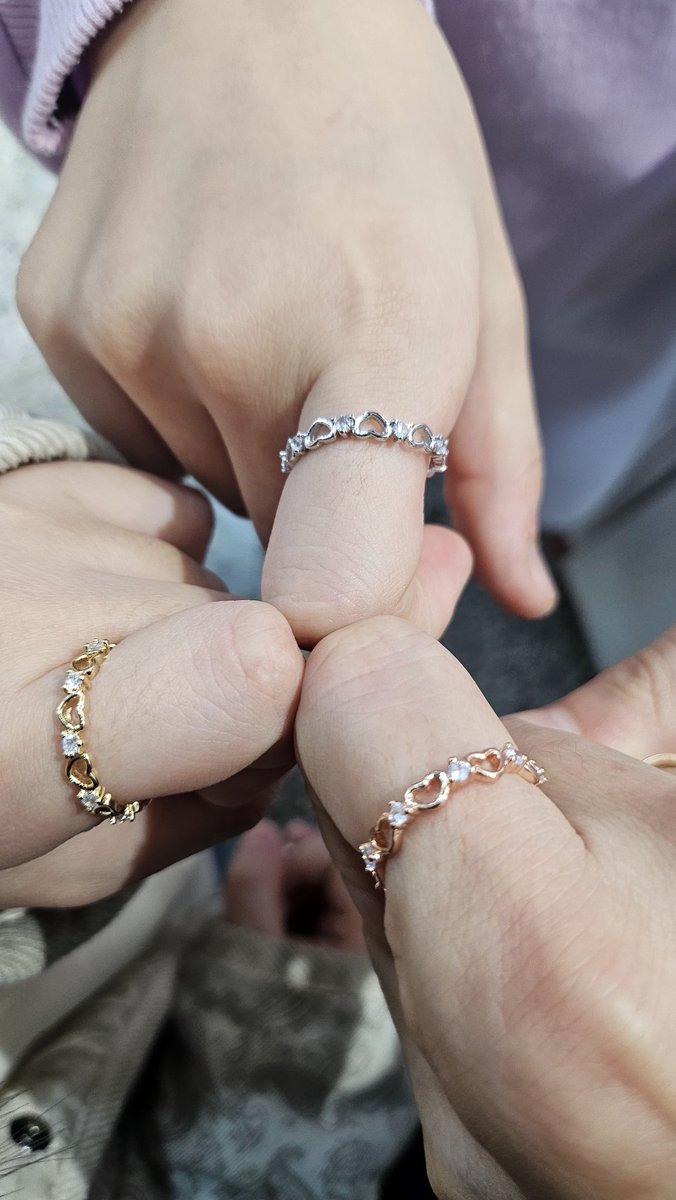 sophia_endless's tweet photo. 아이들이랑 동대문 종합시장에 다녀왔다.
아이들에게 용돈을 주고 웒하는 걸 사라고 하니 둘째는 제일 먼저 내 반지를 사왔다. 
👧🏻엄마한테 예쁠 것 같아
라는 말에 가슴이 뭉클🥹
결국 나도, 첫째도 같은 반지를 
하나씩 골라 셋이서 커플링 완성! 👩‍👧‍👧💍 https://t.co/AxoTsPKfU6