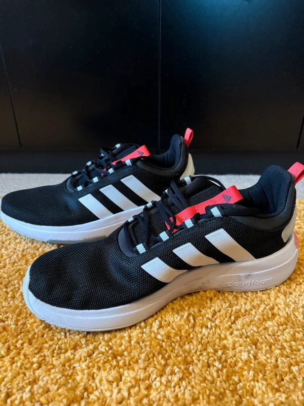 Adidas Trainers UK Size 9 for sale 

vinted.co.uk/items/53383059…