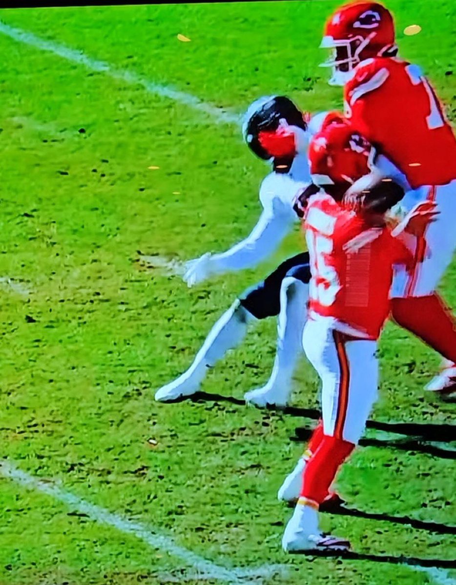 MLFootball's tweet photo. DOES NOT GET MORE BLATANT THAN THIS 😳 https://t.co/emrwhf4Jt2