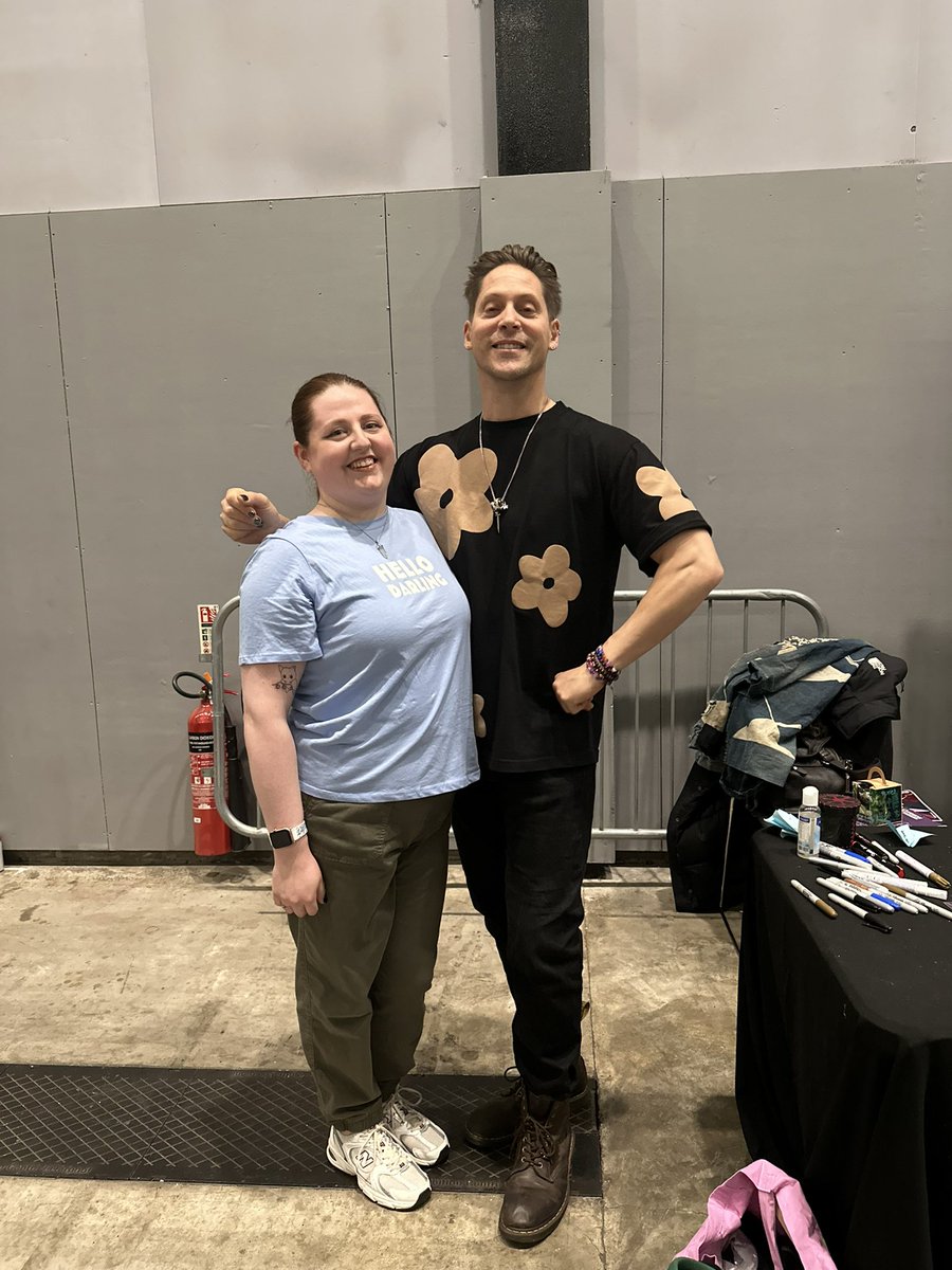 robyn2603's tweet photo. Best day ever, Neil’s an angel and I’m so thankful i got to see him both days 💛 https://t.co/xIjlgf6Yfh