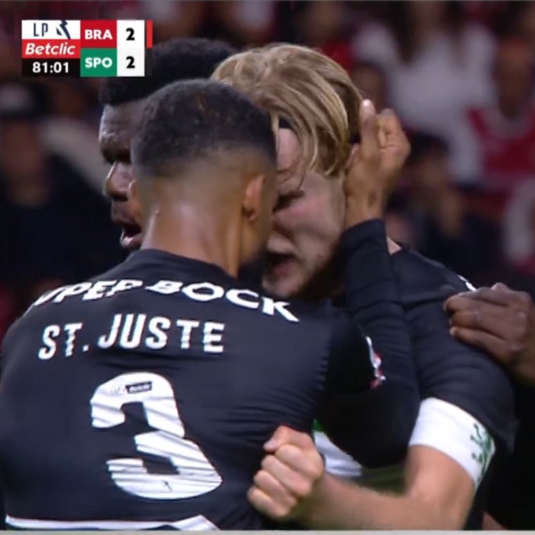 Simao_Jorgensen's tweet photo. “Ouve puto, vais mamar 3 shots, peito para fora e vais falar com a 10/10 ali na pista. É fácil para ti puto, tu és o melhor” https://t.co/HzRquM3RBe
