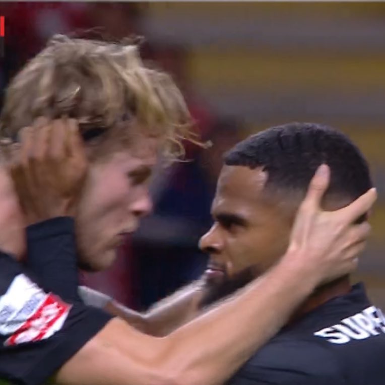 “Ouve puto, vais mamar 3 shots, peito para fora e vais falar com a 10/10 ali na pista. É fácil para ti puto, tu és o melhor”