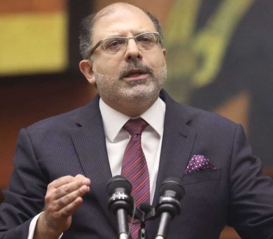 GonzaloAlbanM's tweet photo. Curiosidad Electoral: 

¿Si tuvieras que elegir un “Henry” para presidir el país, por cuál te irías?

Henry Kronfle: RT 🔁
Henry Cucalón: FAV ❤️ https://t.co/zF6PY9bUxJ