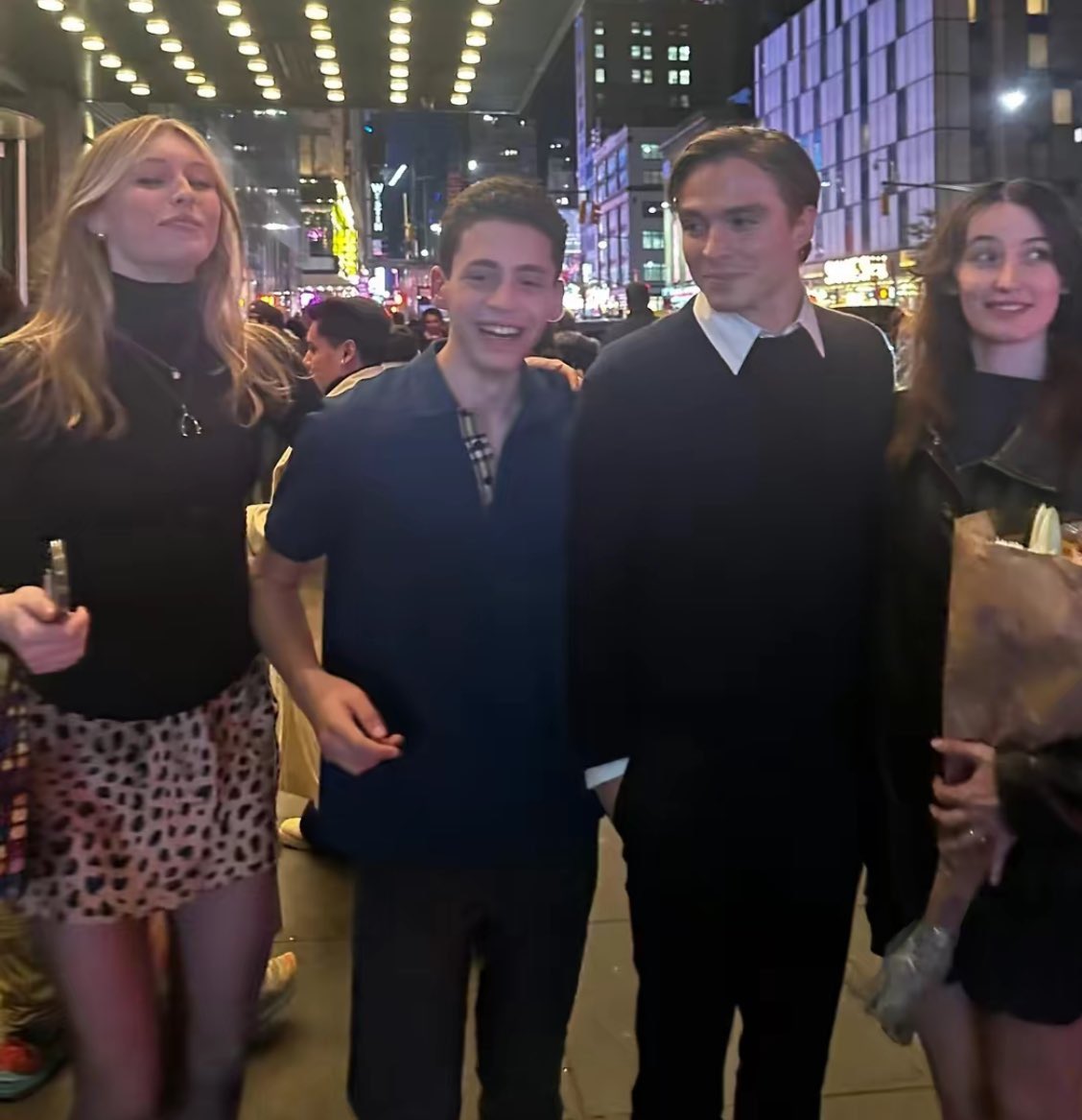 ELE TÃO PRÍNCIPE 🥹🥹 Nicholas Chavez em novas fotos com fãs!

via: @/ dietcoke0619 on Tiktok