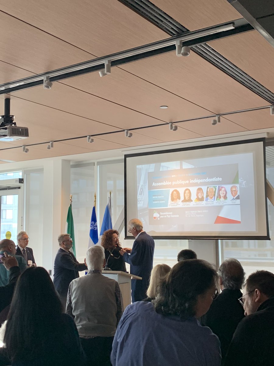 Le <a href="/RPSQuebec/">Rassemblement pour un Pays Souverain</a> a remis aujourd’hui les Grandes Palmes d’or patriotiques à la députée du Bloc Québécois de Repentigny, Monique Pauzé, pour sa contribution au mouvement souverainiste et écologiste. Bravo !👏 
#polcan #polqc