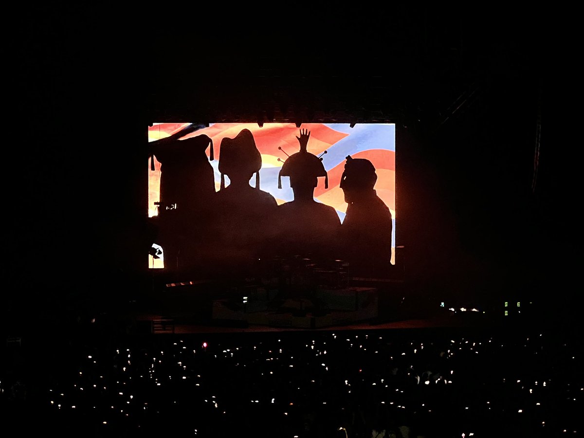 Kiquekc's tweet photo. Existe una banda que tiene QUÍMICA con su público y esa es @loveoflesbian  ya no sé qué concierto ha sido mejor, si el caradura, el auditorio, el vive latino, o este del palacio, lo único mejor es que aún somos testigos para verlos!!! 
Eternas gracias son unos pinches genios!!! https://t.co/boGeeUX983