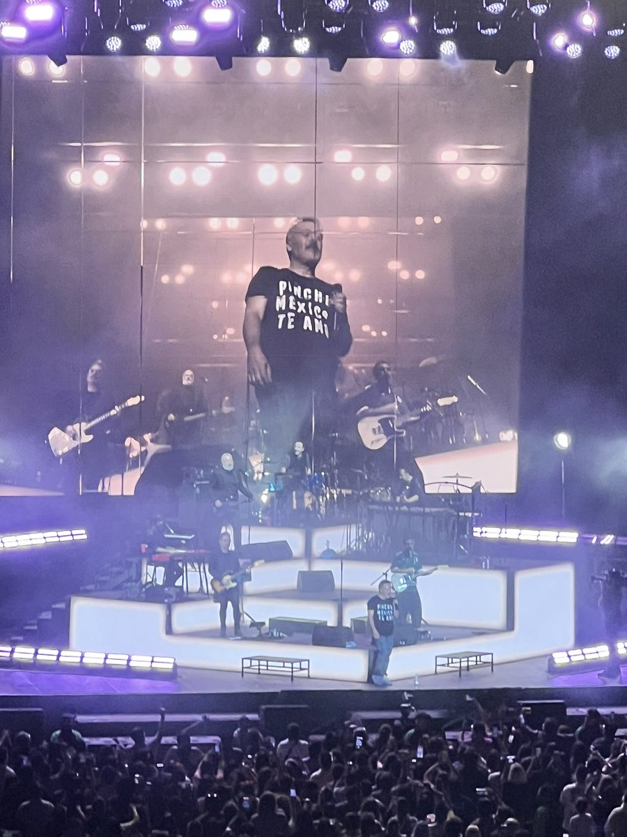 Kiquekc's tweet photo. Existe una banda que tiene QUÍMICA con su público y esa es @loveoflesbian  ya no sé qué concierto ha sido mejor, si el caradura, el auditorio, el vive latino, o este del palacio, lo único mejor es que aún somos testigos para verlos!!! 
Eternas gracias son unos pinches genios!!! https://t.co/boGeeUX983