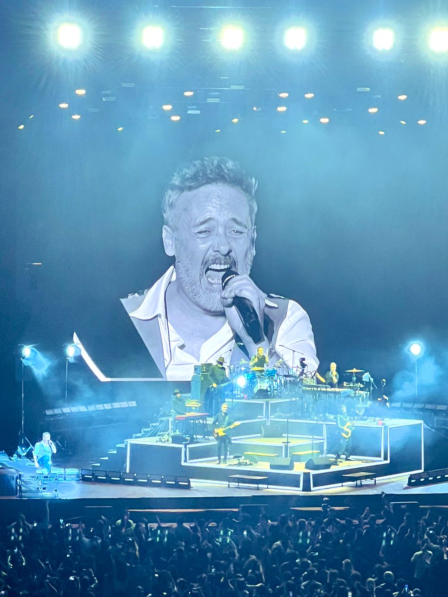 Kiquekc's tweet photo. Existe una banda que tiene QUÍMICA con su público y esa es @loveoflesbian  ya no sé qué concierto ha sido mejor, si el caradura, el auditorio, el vive latino, o este del palacio, lo único mejor es que aún somos testigos para verlos!!! 
Eternas gracias son unos pinches genios!!! https://t.co/boGeeUX983