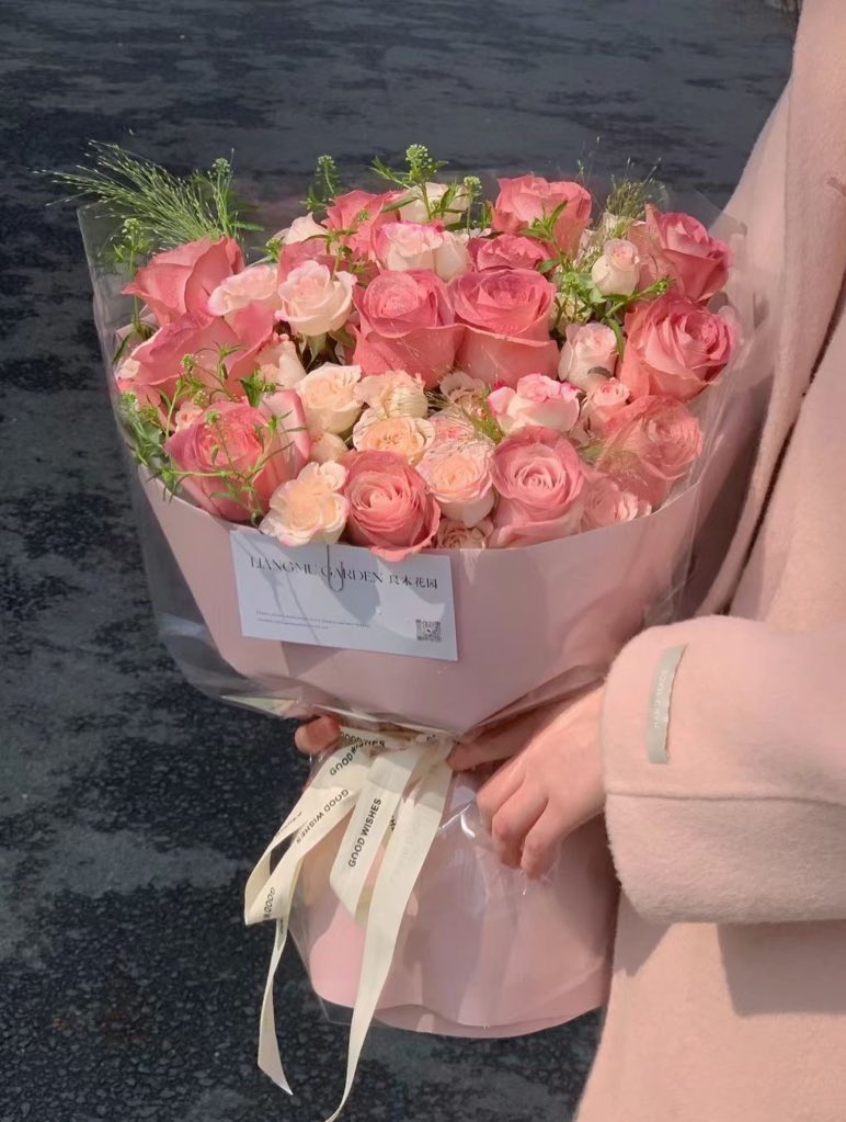 i3Moment's tweet image. Pink flower bouquet