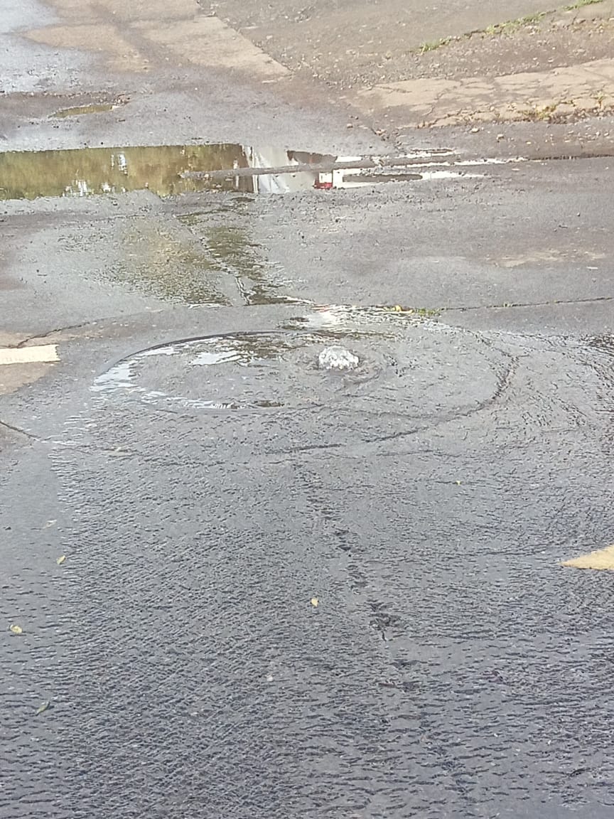 TndX's tweet photo. Estimados @aguasaraucania 

Ya van varios días con una cámara de aguas servidas rebalsada frente a mi casa; les he enviado requerimientos vía su sitio web y no hay solución.

El problema de fondo es que tienen que hacer un arreglo grande, no simplemente destapar.

Cliente 739689 https://t.co/iniIvowLDa