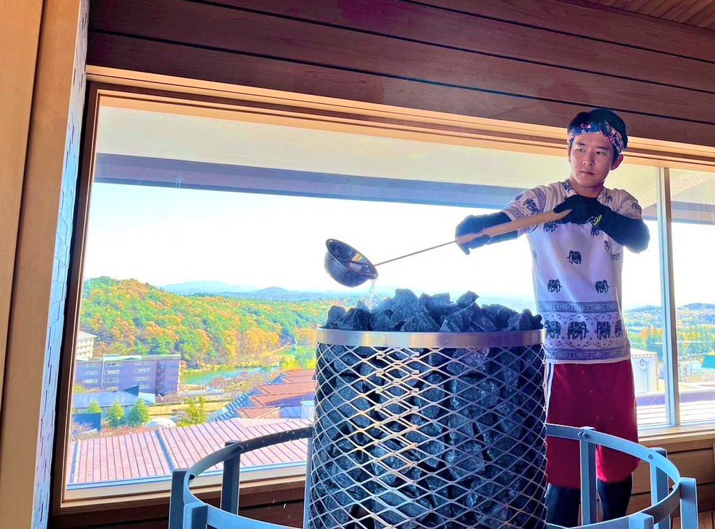 【ふらっと ナイトサウナ Vol.1】
📍陽日の郷 あづま館 -岳のサウナ(福島県🇯🇵)

二本松の語学訓練期間に岳温泉で開催されたサウナイベントから約1年⛺️

熱波もやらせて頂き、お世話になったあづま館でサウナイベントがあります！🔥

景色が最高なサウナで夜を楽しんでください🌕️