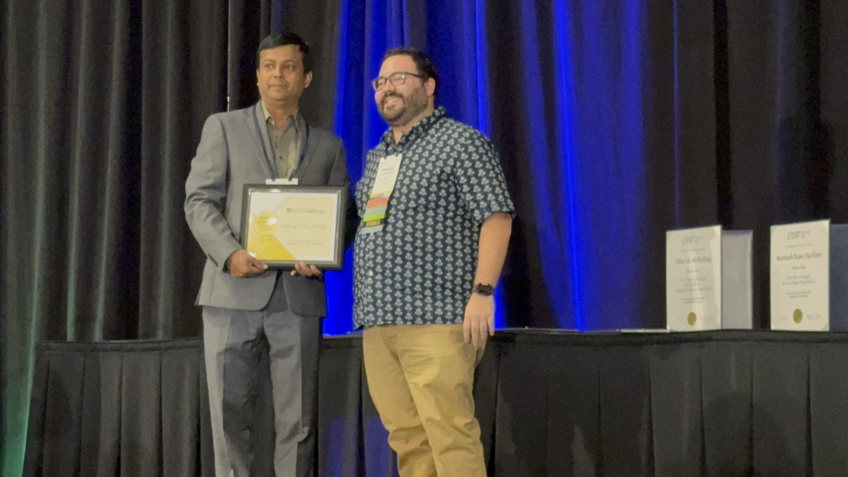 Shraddha Chakradhar (@scchak) on Twitter photo Here’s <a href="/rpocisv/">Rodrigo Pérez Ortega</a> getting his award from newly-appointed NASW Prez @sandeeprtweets! Here’s <a href="/rpocisv/">Rodrigo Pérez Ortega</a> getting his award from newly-appointed NASW Prez @sandeeprtweets!