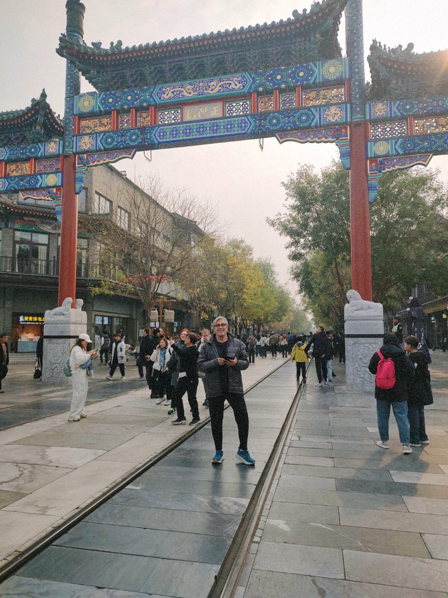 ivanlinsoficial's tweet image. Day off é passe livre para turistar ✌️😉🙃
Fizemos um longo passeio pela Cidade Proibida; visitamos também a Praça da Paz Celestial e o Museu da #China. Andamos bastante, mas valeu a pena - foi muito enriquecedor. Maravilhoso!

#ivanlins #pequim