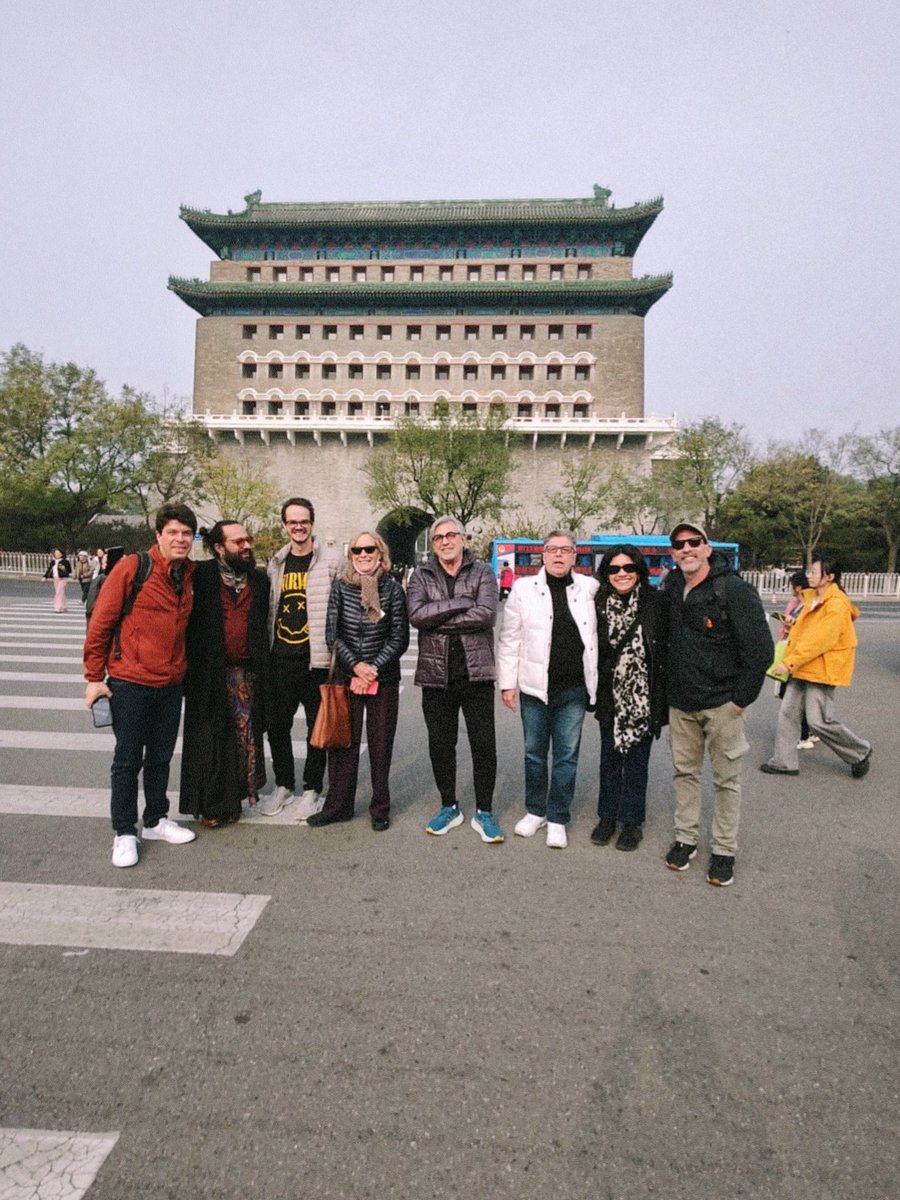 ivanlinsoficial's tweet image. Day off é passe livre para turistar ✌️😉🙃
Fizemos um longo passeio pela Cidade Proibida; visitamos também a Praça da Paz Celestial e o Museu da #China. Andamos bastante, mas valeu a pena - foi muito enriquecedor. Maravilhoso!

#ivanlins #pequim