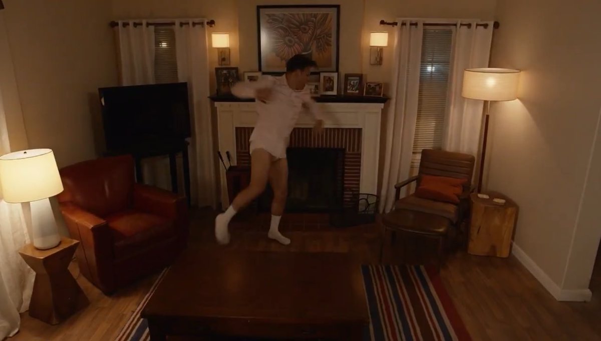 buckspendragon's tweet photo. about to crash out why does he have SIX LAMPS IN HIS LIVINGROOM??? https://t.co/JHDDbogMIf