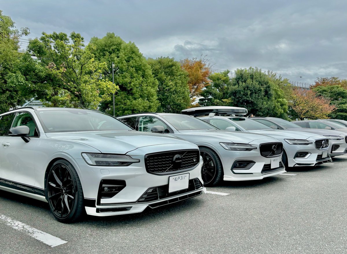とても格好良くカスタムされたボルボV60が3台。HEICOさんのデモカー、ほぼERSTさんのデモカーとも言える？1台、ブランドMixがキマッた1台。オートサロン的にモディファイされた車を見られるのもミーティングの楽しみの1つ。
