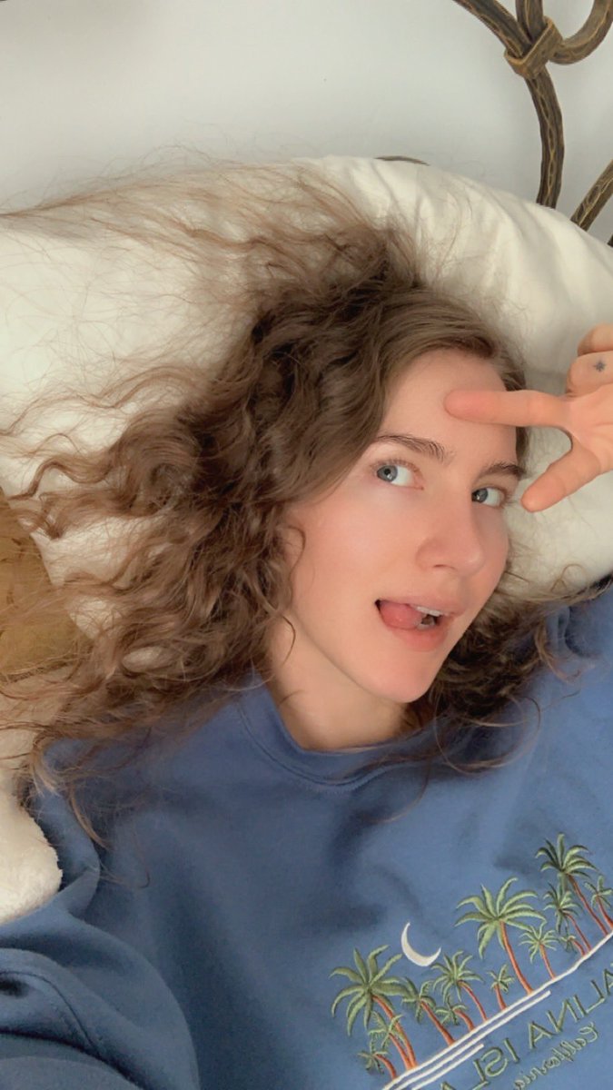 Thinking about making ✨content✨ again… but I’m old and tired.🫠 Anyone interested in watching me do my old lady hobbies while in the nude? lol.