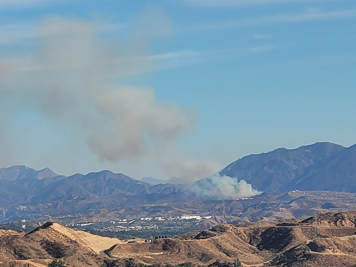 SkyzSmokey's tweet photo. #GoldenFire view from Castaic. Currently 8 acres, second alarm requested. 4 copters assigned. https://t.co/oGI5QU9wII