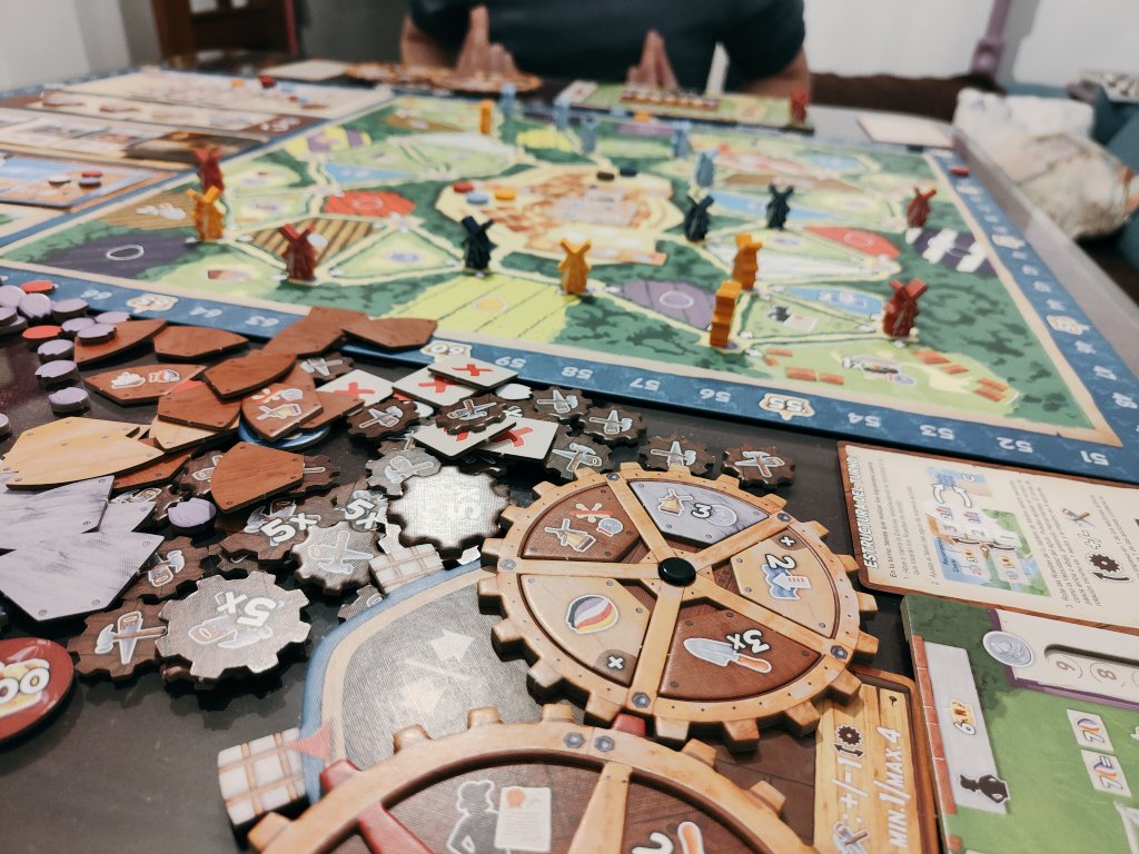 Freakconcarisma's tweet photo. Tarde a cuatro de juegos, empezamos con un Valle de los molinos, que es muy bonito pero no me aporta nada nuevo y puedes hacer demasiadas cosas, luego un art society que ha gustado mucho un top de poliominos y para acabar un prey another day full risas y un cards vs gravity https://t.co/mDYVmcapzK