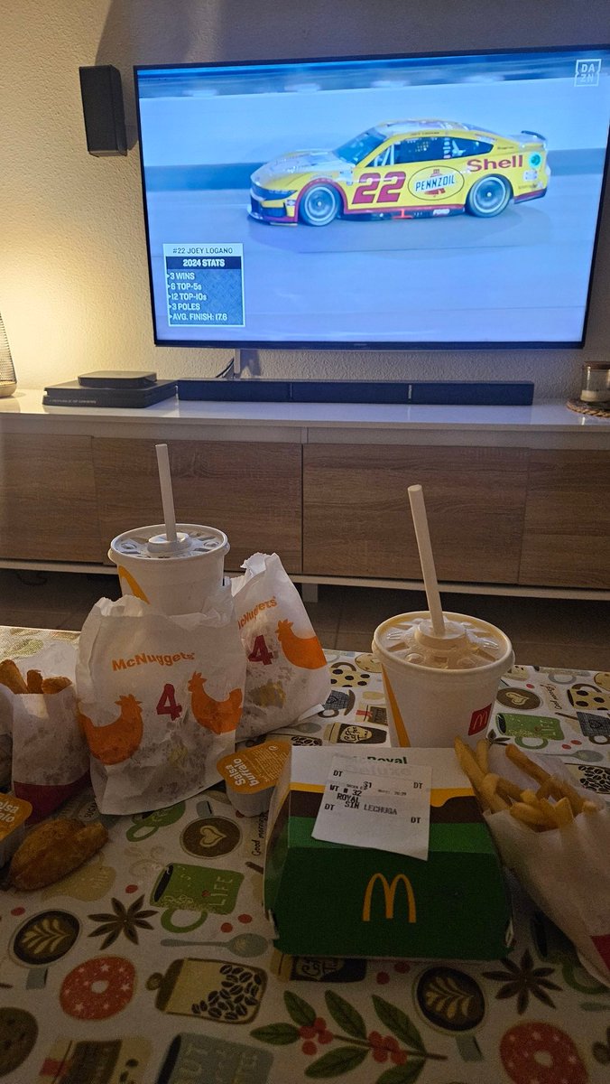 Disfrutando de la final de la Nascar Cup 2024 con la mejor cena y compañia, primer año que veo la Nascar entera y ha sido por la culpa de <a href="/JaviviQuilon/">Javier Quilón</a> y <a href="/DavidDeSanchez/">David Sánchez-Cañete</a> saludos desde Tenerife!  #NASCARenDAZN