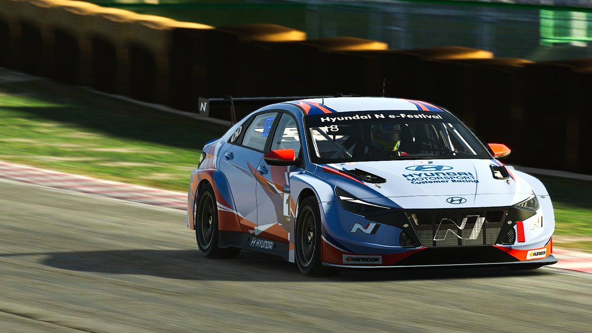 Ayer me metí a una carrera de los tcr en tsukuba pensando que seria una carrera mas ya que los tcr en general no suelen gustar,  pero ami personalmente,me encantan estos coches, algo diferente, y carrerones con una combinacion de lo mas basica