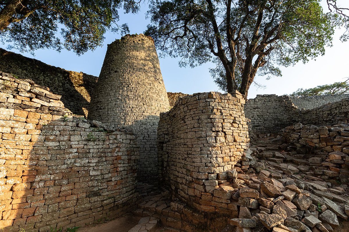 tootytalk's tweet photo. @MeraCohen @vlllalll @Psyhodelikus Oui mais si tu veux un autre je peux aussi mentioner exemple le chateau au great Zimbawe edifier par le peuple Shona meme si elle reste en ruine https://t.co/gprZULh7Ej