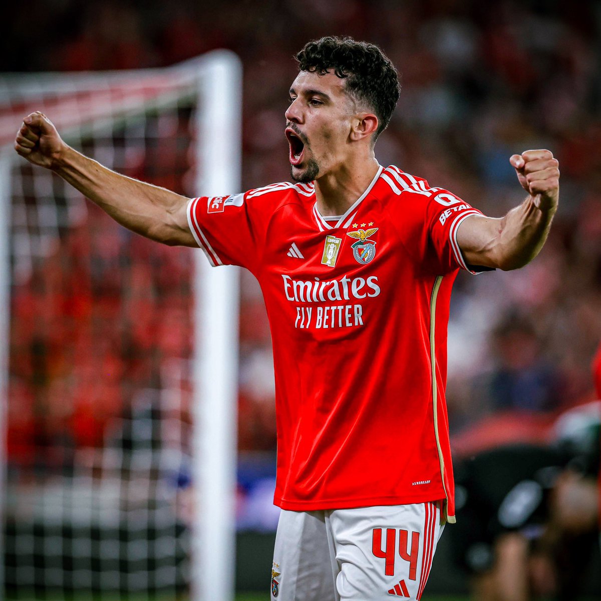 JOliveira10_'s tweet photo. Não existe muito a dizer, é uma noite de puro Benfiquismo a refletir na íntegra aquilo que deveria ser sempre o clube.
Os adeptos merecem esta entrega, esta forma de estar no jogo e este honrar de camisola.
Já merecíamos.
Ainda vamos ser muito felizes esta temporada. 🦅 https://t.co/81Xd9SWgcM