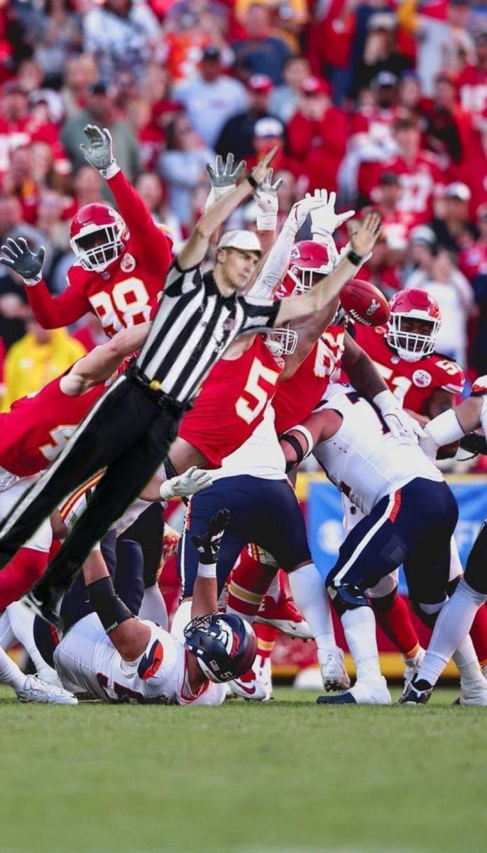 JeremySickel's tweet photo. What Chiefs fans see vs. what the rest of the NFL sees https://t.co/323w0nUcy7