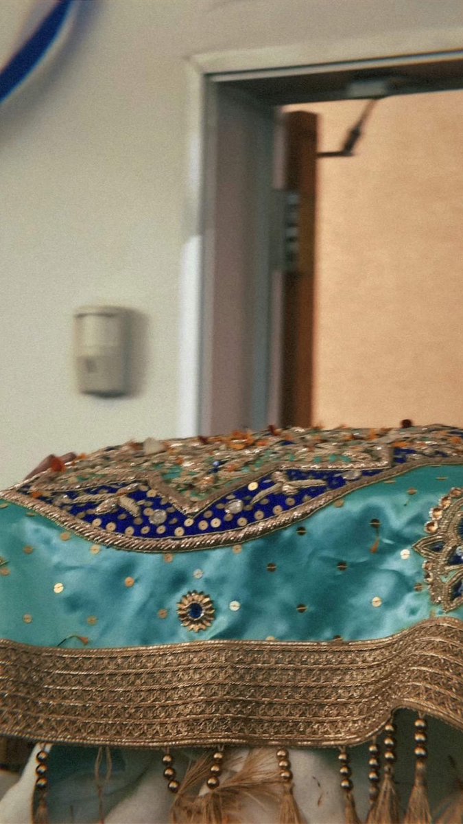 ਤੂੰ ਜਲਨਿਧਿ ਹਉ ਜਲ ਕਾ ਮੀਨੁ ॥ ਜਲ ਮਹਿ ਰਹਉ ਜਲਹਿ ਬਿਨੁ ਖੀਨੁ ॥੧॥

ਤੂੰ ਪਿੰਜਰੁ ਹਉ ਸੂਅਟਾ ਤੋਰ ॥ ਜਮੁ ਮੰਜਾਰੁ ਕਹਾ ਕਰੈ ਮੋਰ ॥੨॥

ਤੂੰ ਤਰਵਰੁ ਹਉ ਪੰਖੀ ਆਹਿ ॥ ਮੰਦਭਾਗੀ ਤੇਰੋ ਦਰਸਨੁ ਨਾਹਿ ॥੩॥

ਤੂੰ ਸਤਿਗੁਰੁ ਹਉ ਨਉਤਨੁ ਚੇਲਾ ॥ ਕਹਿ ਕਬੀਰ ਮਿਲੁ ਅੰਤ ਕੀ ਬੇਲਾ ॥੪॥੨॥

🌻⚔️
