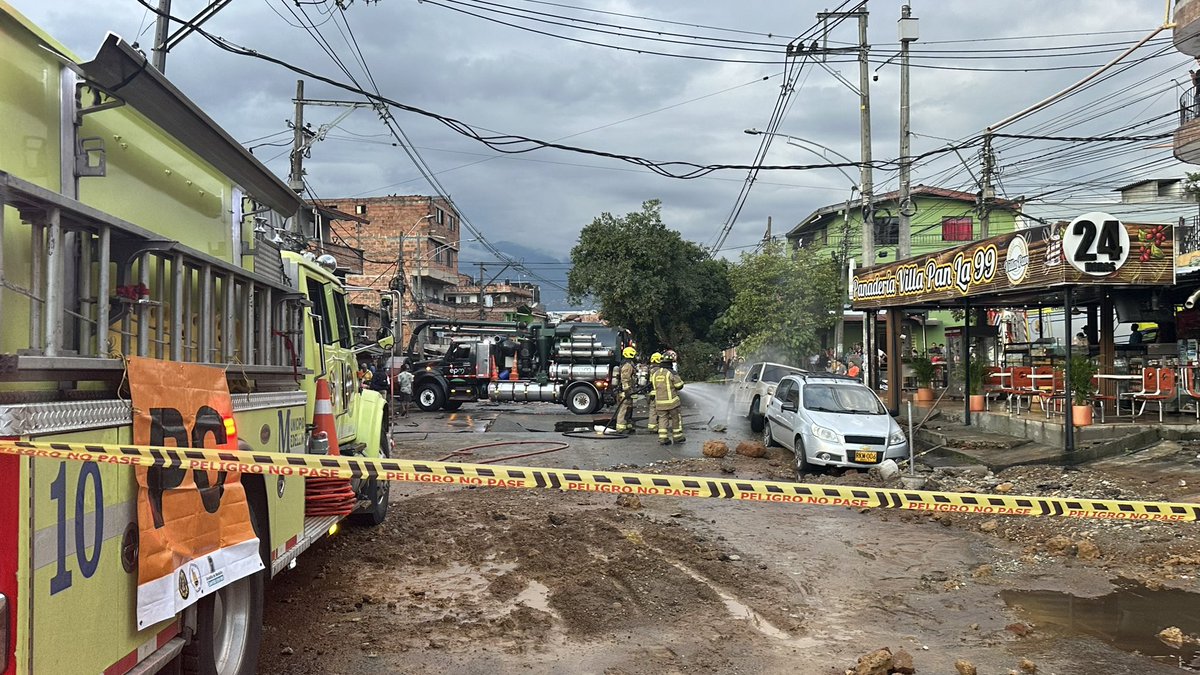 Unidades #BomberosMedellin trabajan en apoyo a control de incidente generado por ruptura de tubo de acueducto con afectación sobre red de gas natural en Cra 52 x 100. Con <a href="/EPMestamosahi/">EPM estamos ahí</a> , equipo técnico DAGRD, comisión social, <a href="/sttmed/">Secretaría de Movilidad de Medellín</a> trabajamos en evaluación de afectación.