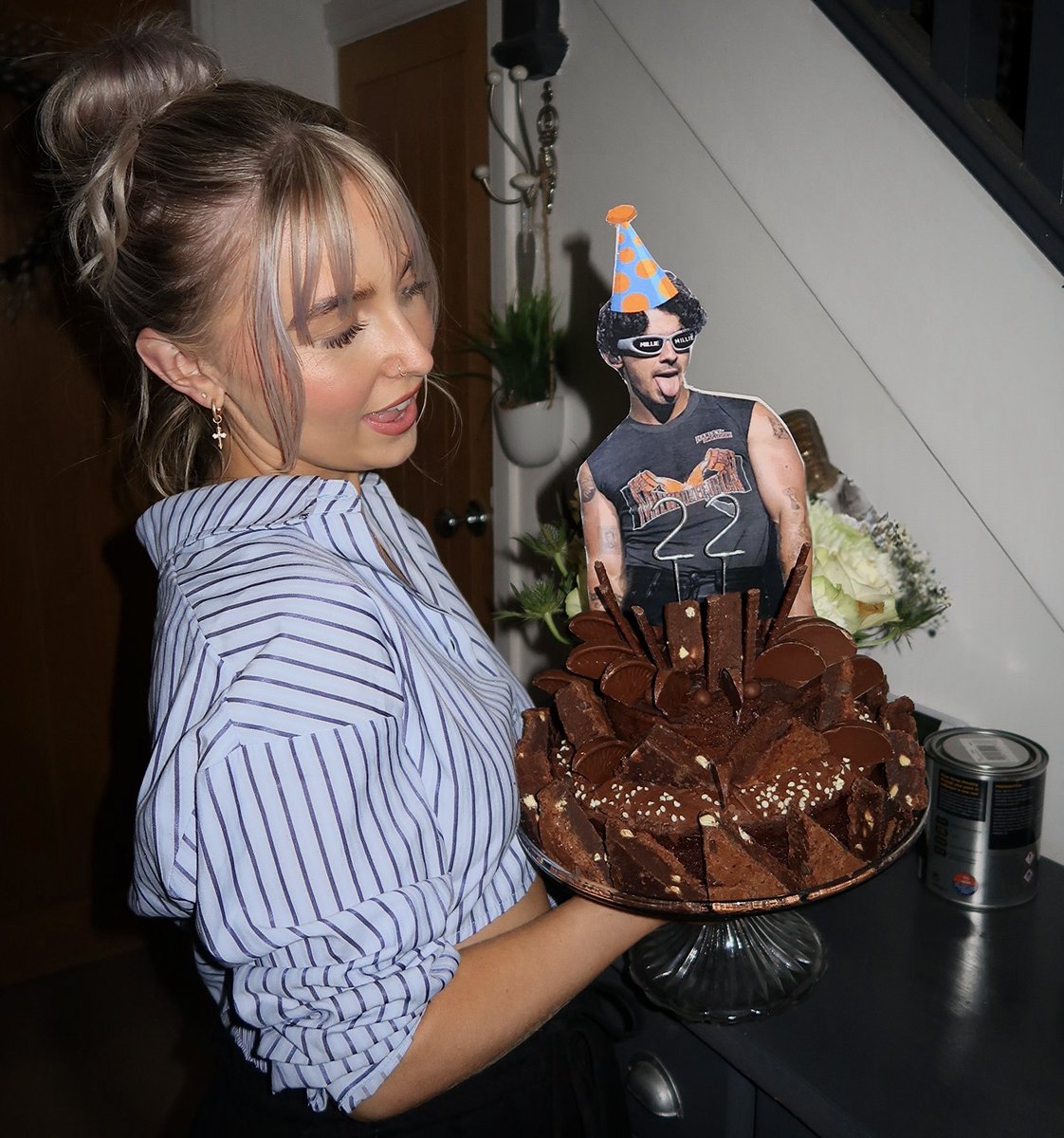 MillieWalker35's tweet photo. Here’s to 22✨ ft the most delicious cake I ever did see @joejonas https://t.co/Jb1rOUBgKL