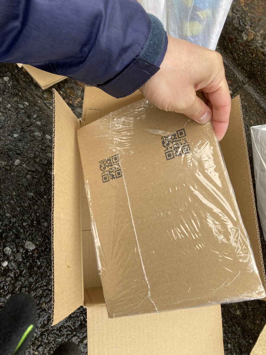 takizawa0914's tweet photo. 【今日のごみトリビア】
古紙回収に出す場合、こういうビニールを剥がしてくれると助かります。ビニールは異物を取り除く分離器で貼り付いてしまうみたいなので取り除いていただけると嬉しいです。剥がすのがどうしても難しい場合は、これだけ可燃ごみに出しても大丈夫です。
#ゴミ清掃員の日常 https://t.co/ST8WgGN9lk