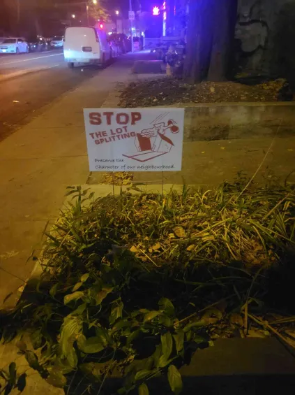 MoreNeighbours's tweet photo. We need your help 📢 

Write in a letter of support for 710 Landsdowne Ave. 

A 4-storey multiplex is being proposed, and there is steep neighborhood opposition with signs like these, even though it's about 600m from a subway station! https://t.co/aylQkIBuLH