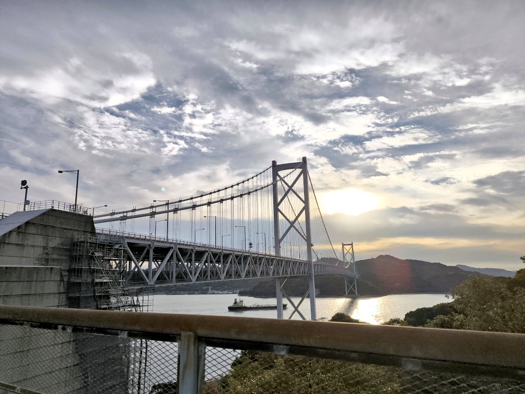 charinker's tweet photo. 週末は、南港からフェリーでしまなみへ。
今治でクロスバイク借りて尾道で返却でした。
途中の景色も食べ物も最高で、春にはもう一度行きたいです！
全国にサイクリストの聖地はいくつあるのかな…
#しまなみ海道 #しまなみ 
#サイクリストの聖地 https://t.co/WORfsRbVLM