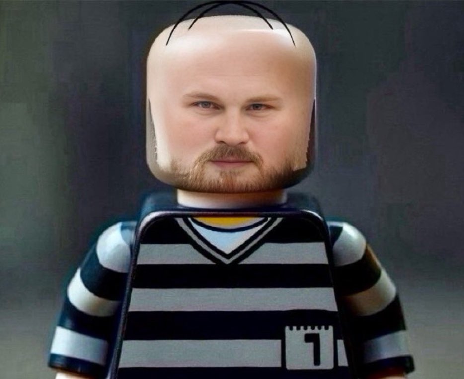 StooliesClub's tweet photo. 🎶 Head looks like a Lego… 🎶

🎶 Hair like Homer Simpson! 🎶

#SmallestMan https://t.co/0Ivl5slEKL