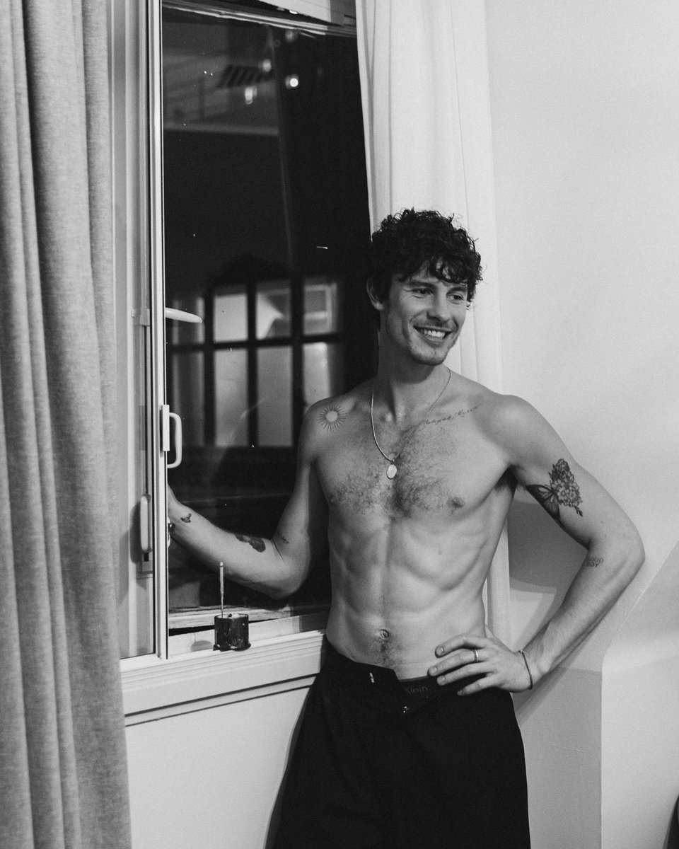PopCrave's tweet image. Shawn Mendes looks ravishing in new photo.