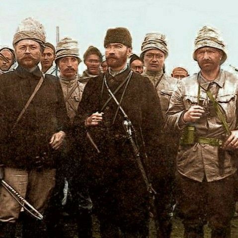 Saç uzatıp haki giyinince devrim yaptığını sanan lavuklar Libya'ya gazeteci kılığında girip antiemperyalist direniş örgütleyen adamın devrimciliğini tartışıyorlar, şaka gibi aw