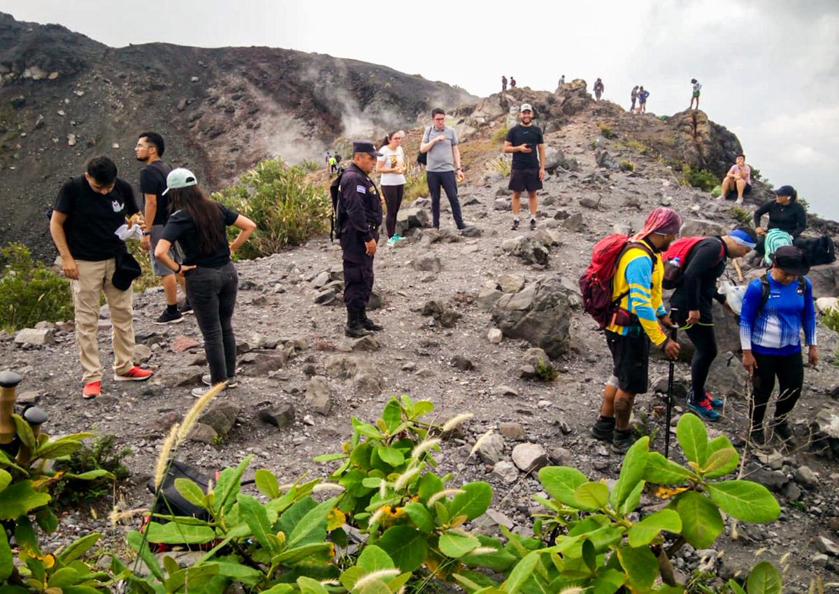 ultimahsv's tweet photo. #SeguridadCiudadana | 🚔👮♂️⛰️ Turistas nacionales y extranjeros pueden disfrutar con toda seguridad de la travesía por el volcán Ilamatepec, en Santa Ana, gracias al acompañamiento de los agentes de #Politur. https://t.co/yKNVrDcaQt