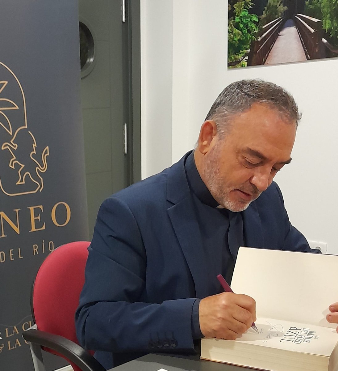 jsanchezadalid's tweet image. Ayer fue un día feliz para mí. Recibí el Premio de Literatura Al-Andalus Ateneo 2024 en Palma del Río, en las preciosas tierras sembradas de naranjos de mi amada Córdoba.
La palabra Al-Andalus está unida a mí obra literaria desde sus inicios. Motivo pues de doble alegría.